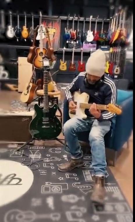 Saadya jouant spontanément dans un magasin de guitares